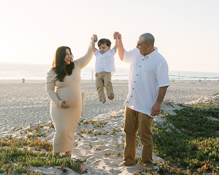 Heartwarming family maternity photoshoot at Manhattan Beach, capturing the joy of expecting parents with scenic ocean views by California’s best family photographer.